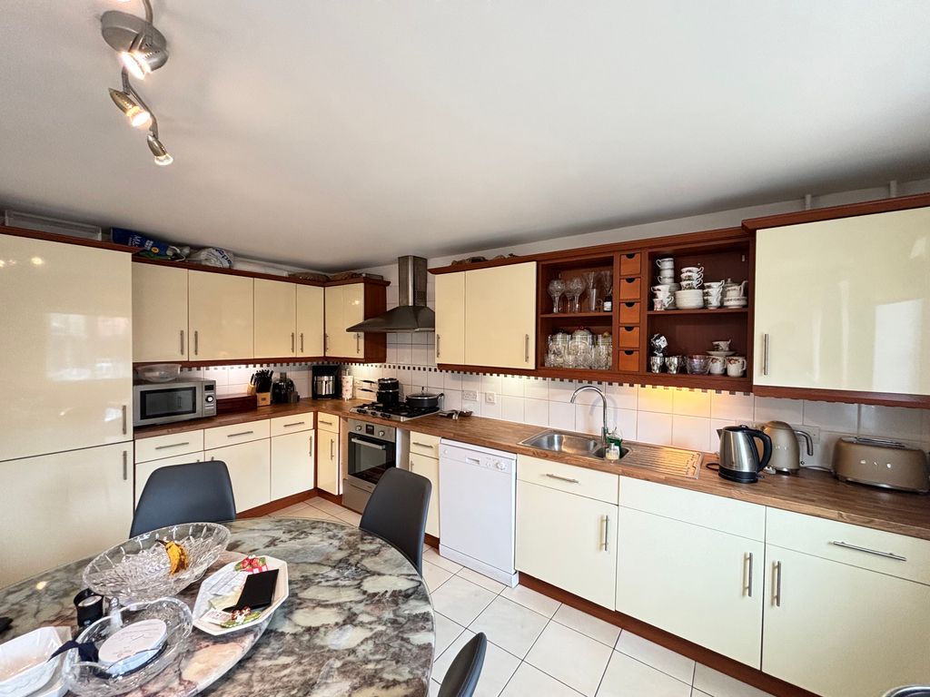 Property photo 2 of 17 Image