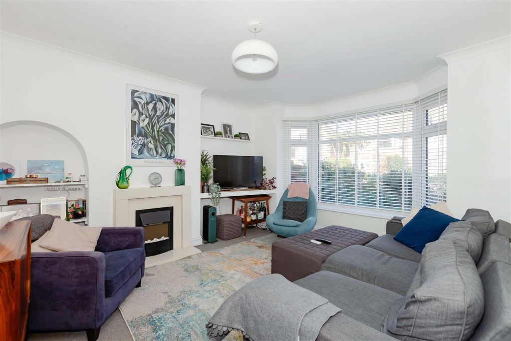 Property photo 3 of 21 Raleigh Crescent_14.Jpg