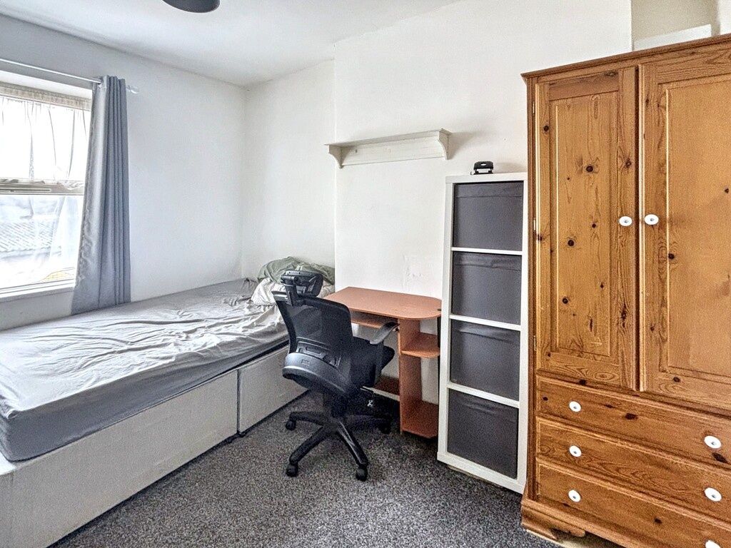 Property photo 3 of 4 Bright Single Bedroom With A Comfortable Bed By A ...