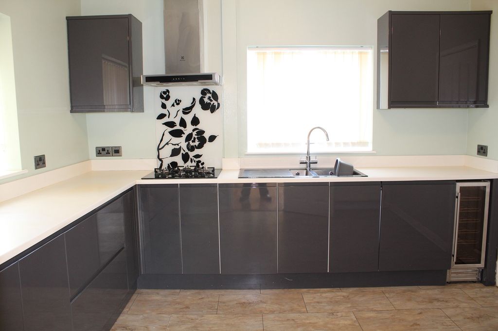 Property photo 2 of 9 Fitted Kitchen