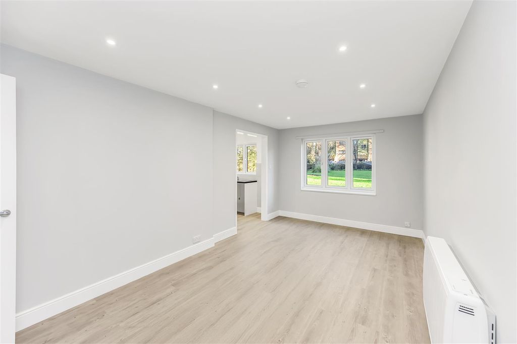 Property photo 3 of 17 1 Poplar Court-10.Jpg