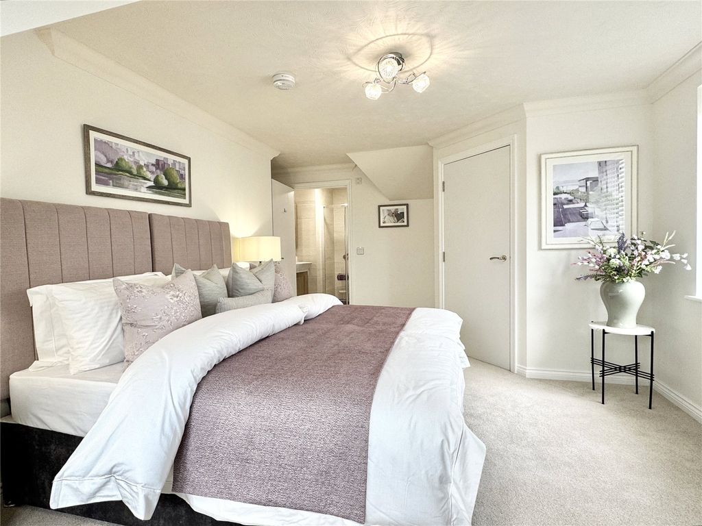 Property photo 2 of 19 Show Flat