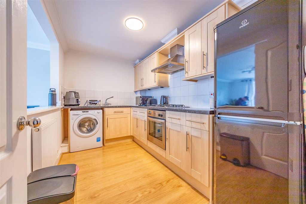 Property photo 3 of 17 Kitchen