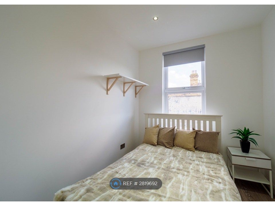 Property photo 3 of 24 Medium Bedroom (8m2)