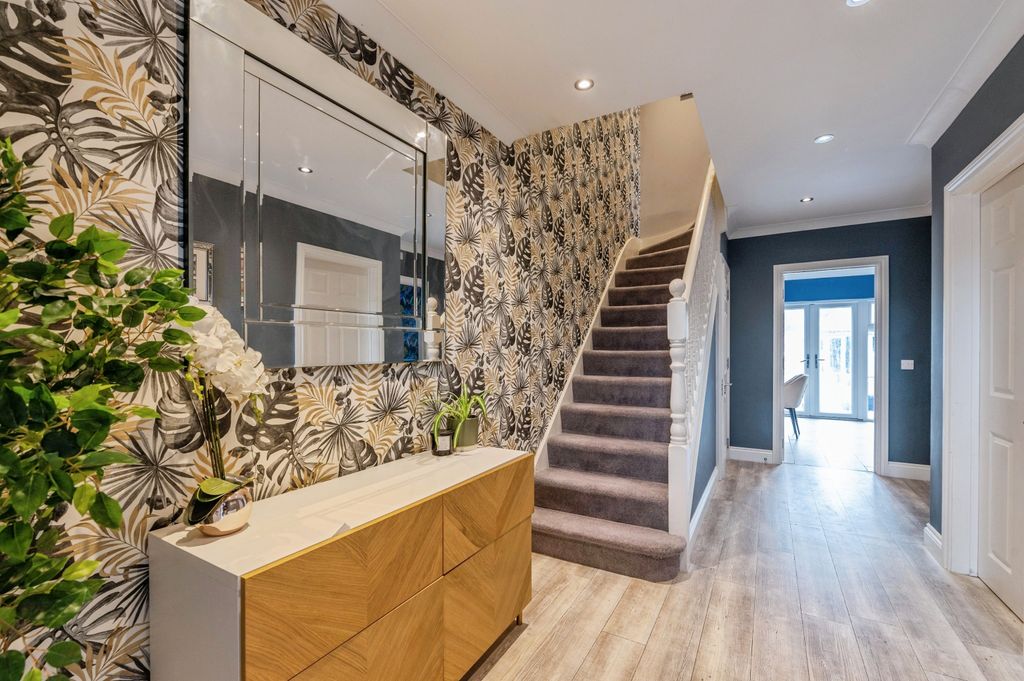 Property photo 3 of 27 Somersetroadsomersetroadbasildonss156Pe-15
