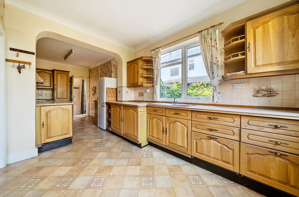 Property photo 3 of 14 1313997-15-685474...