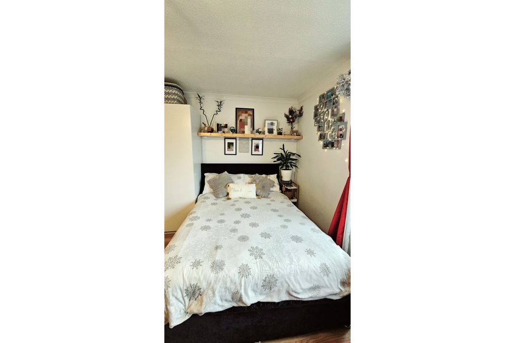 Property photo 3 of 9 Bedroom