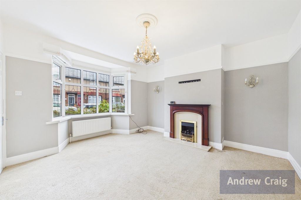 Property photo 2 of 16 Lounge