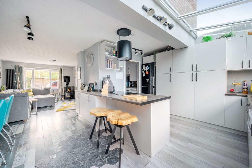 Property photo 3 of 18 Kitchen