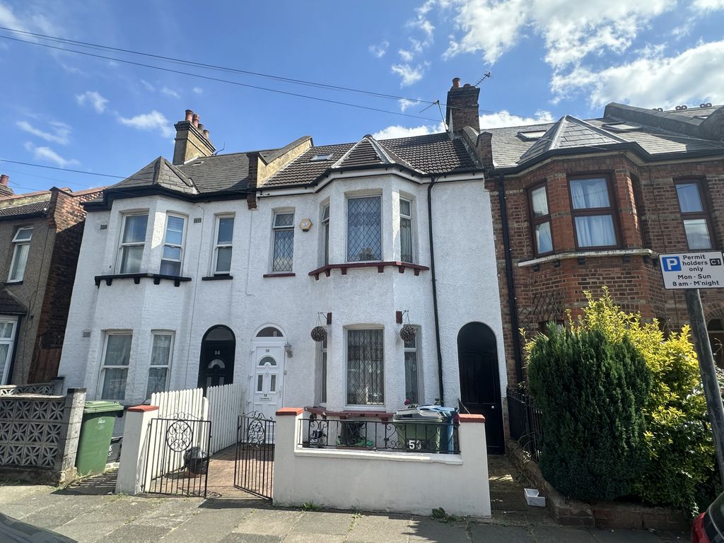 Property photo 1 of 9 Beautiful Spacious 3 Bed House With Loft Conversion En-Suite