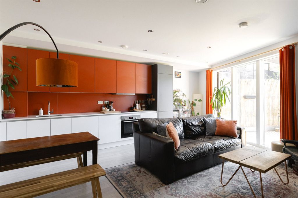 Property photo 1 of 13 Studio House E20