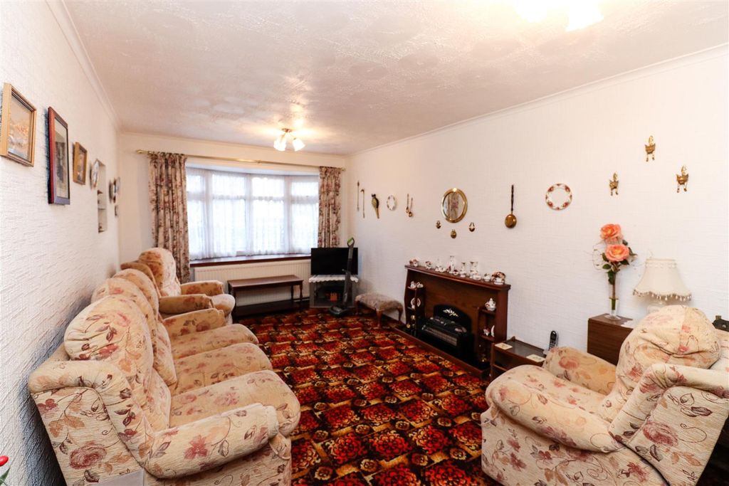 Property photo 3 of 17 Lounge