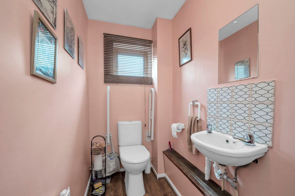 Property photo 3 of 12 Cloakroom