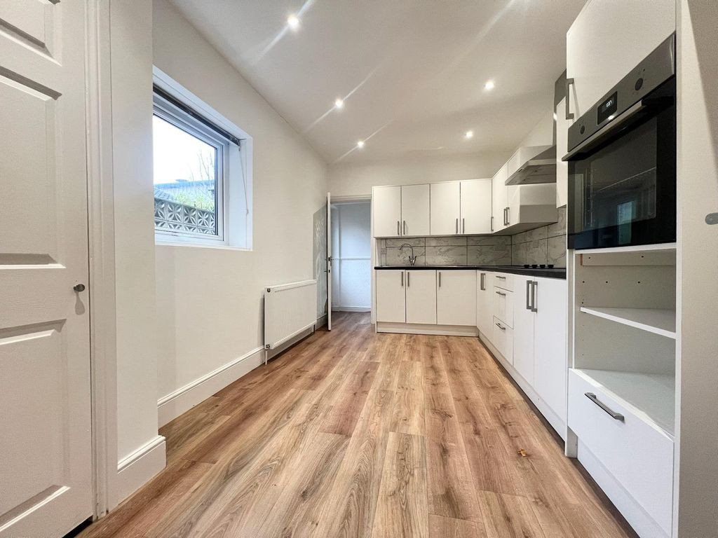 Property photo 3 of 11 Kitchen