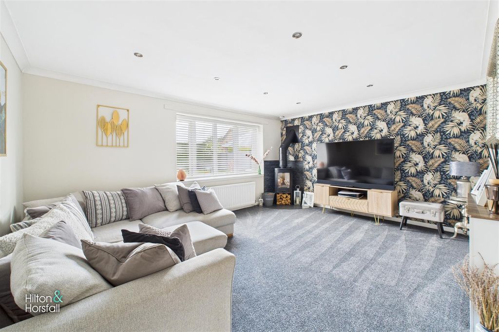 Property photo 2 of 34 Cumbrian Way