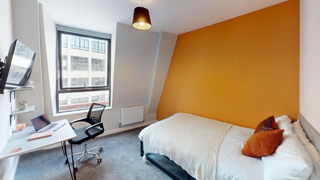 Property photo 3 of 12 A Bright And Inviting Double Bedroom With Modern d...