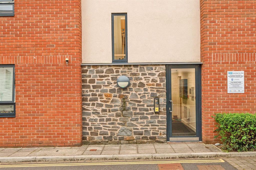 Property photo 1 of 9 Entrance