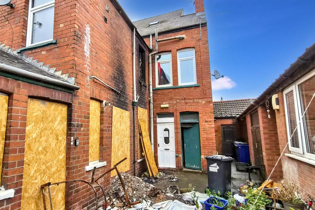 Property photo 3 of 4 3 5 & 7 Fieldside, Thorne, Doncaster, Dn8 4Ae