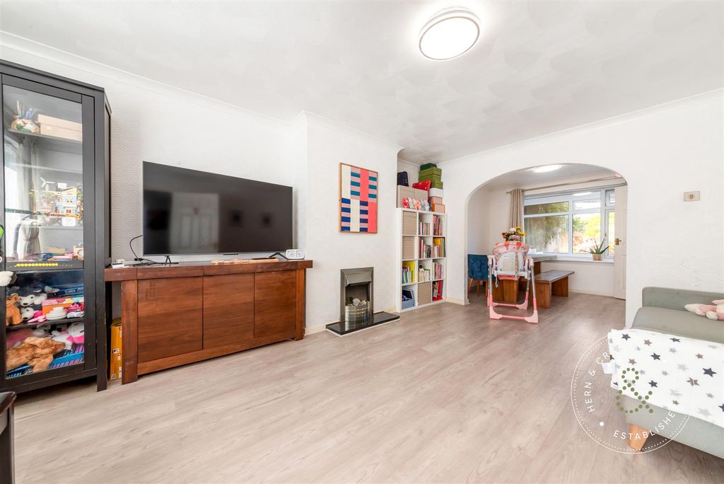Property photo 2 of 29 Woolaston-Avenue-06.Jpg