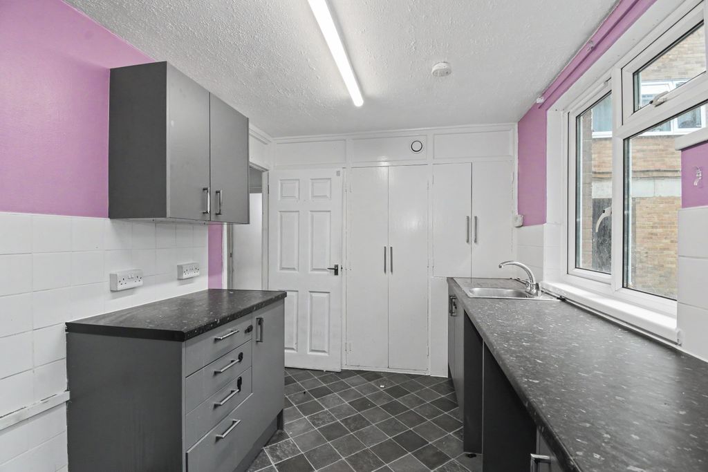 Property photo 3 of 17 20 Lydbury, Bracknell, Berkshire, Rg12 9Hh