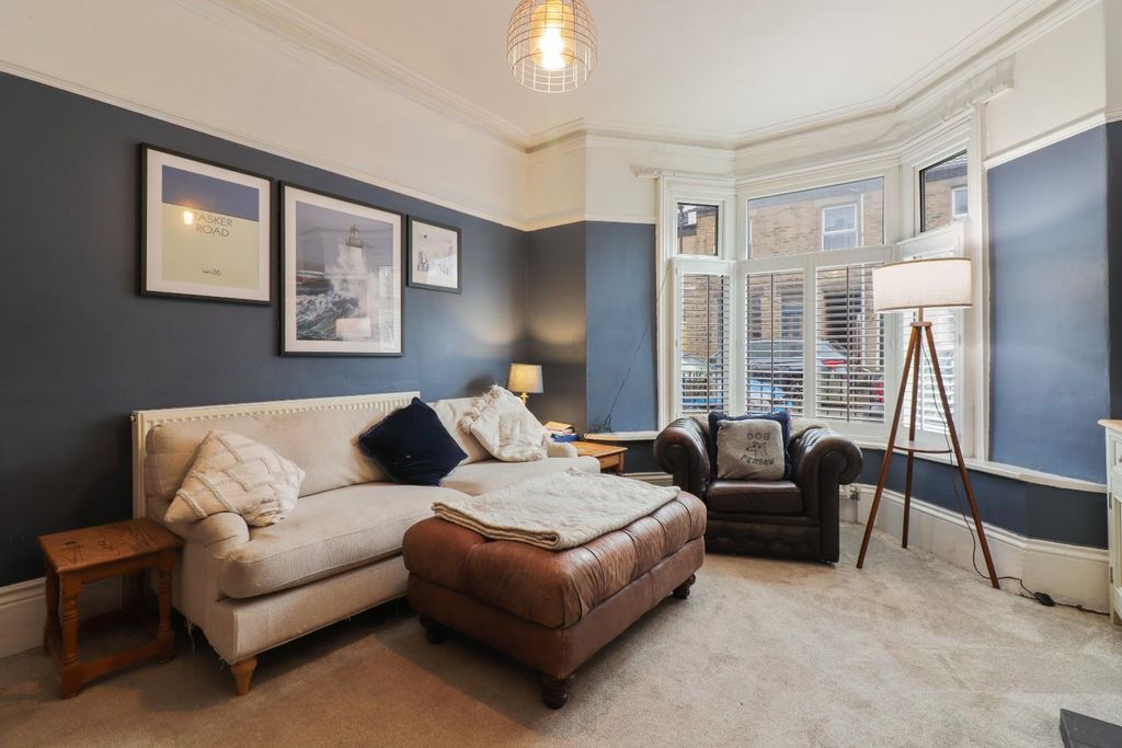 Property photo 3 of 31 Lounge