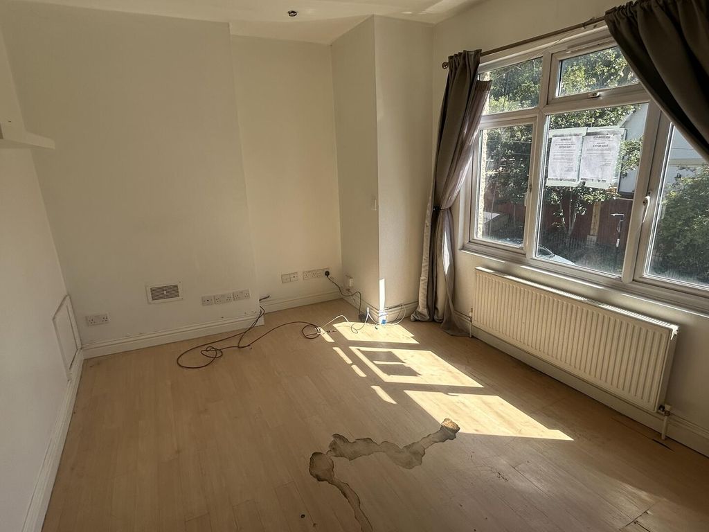 Property photo 3 of 6 Living Room