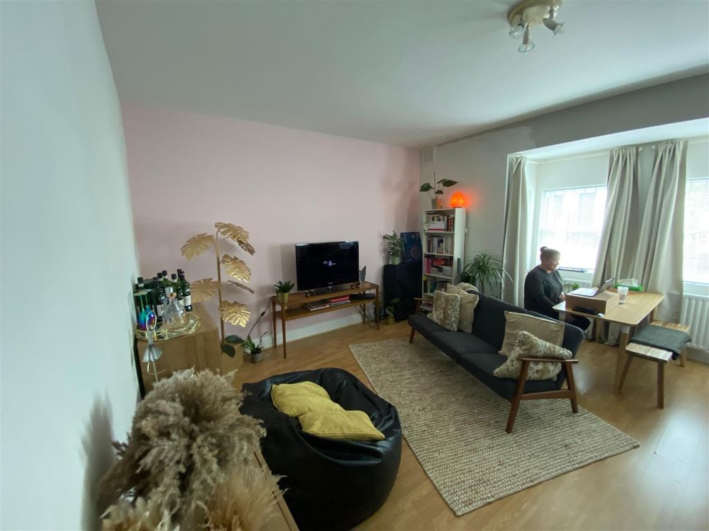 Property photo 1 of 5 Living Room