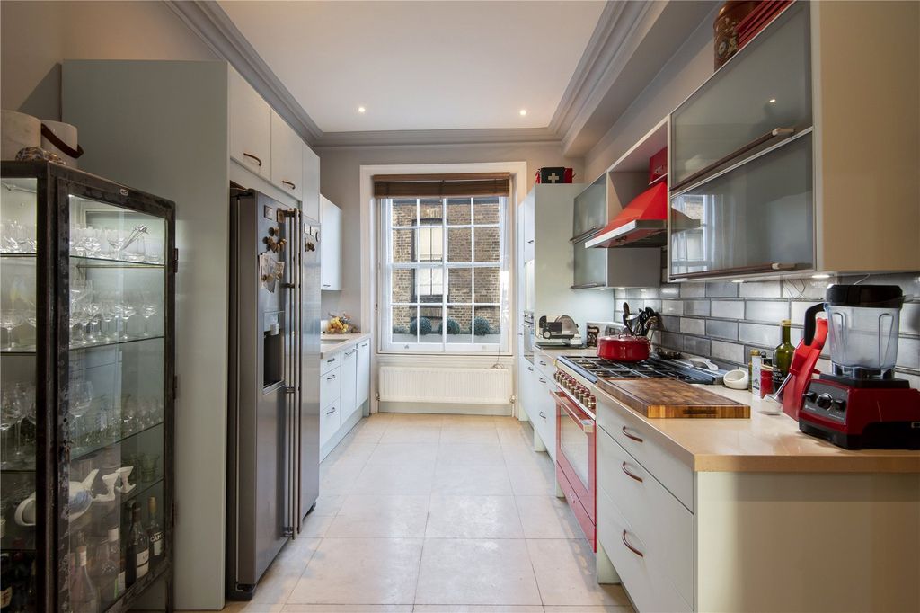 Property photo 2 of 9 Kitchen