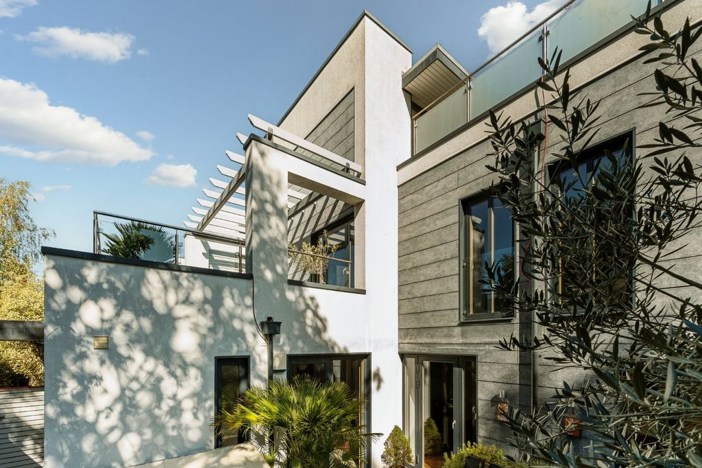 Property photo 1 of 17 External