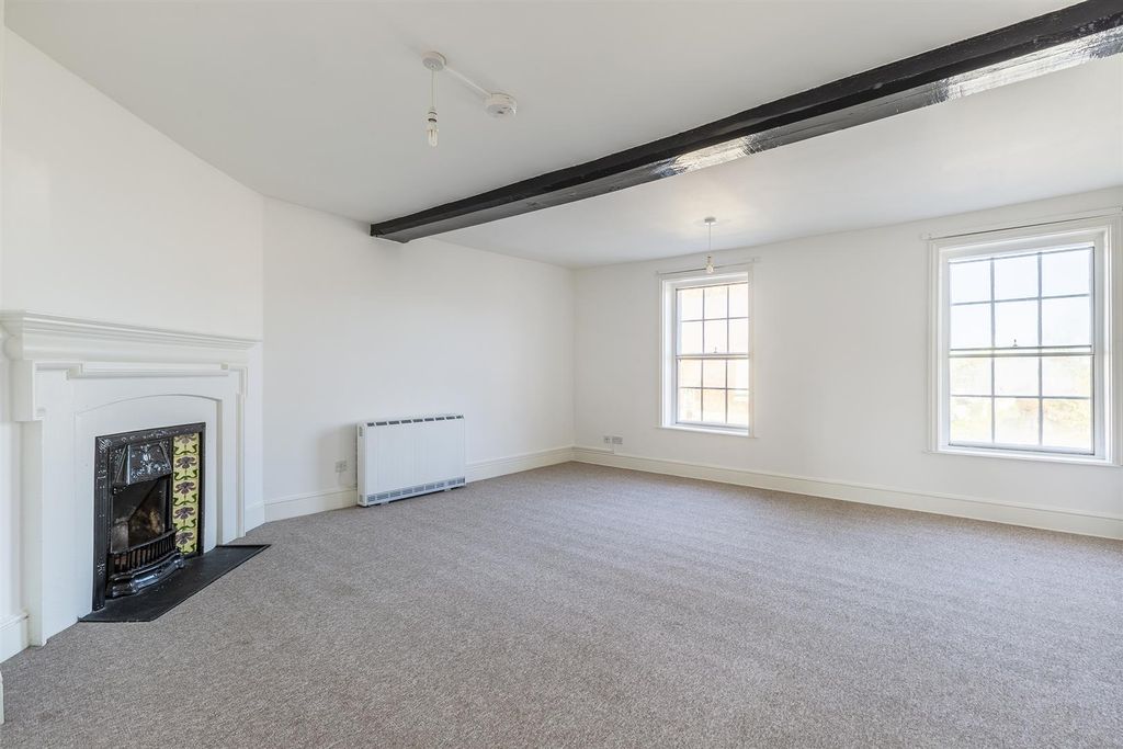 Property photo 2 of 14 Lounge