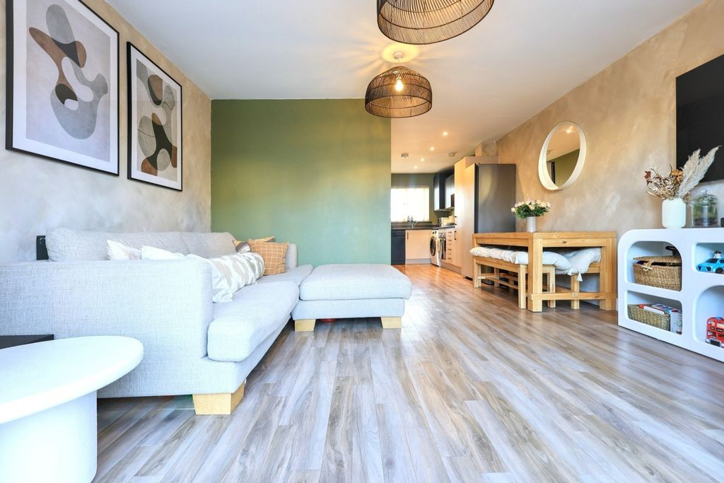 Property photo 3 of 17 Img_3343