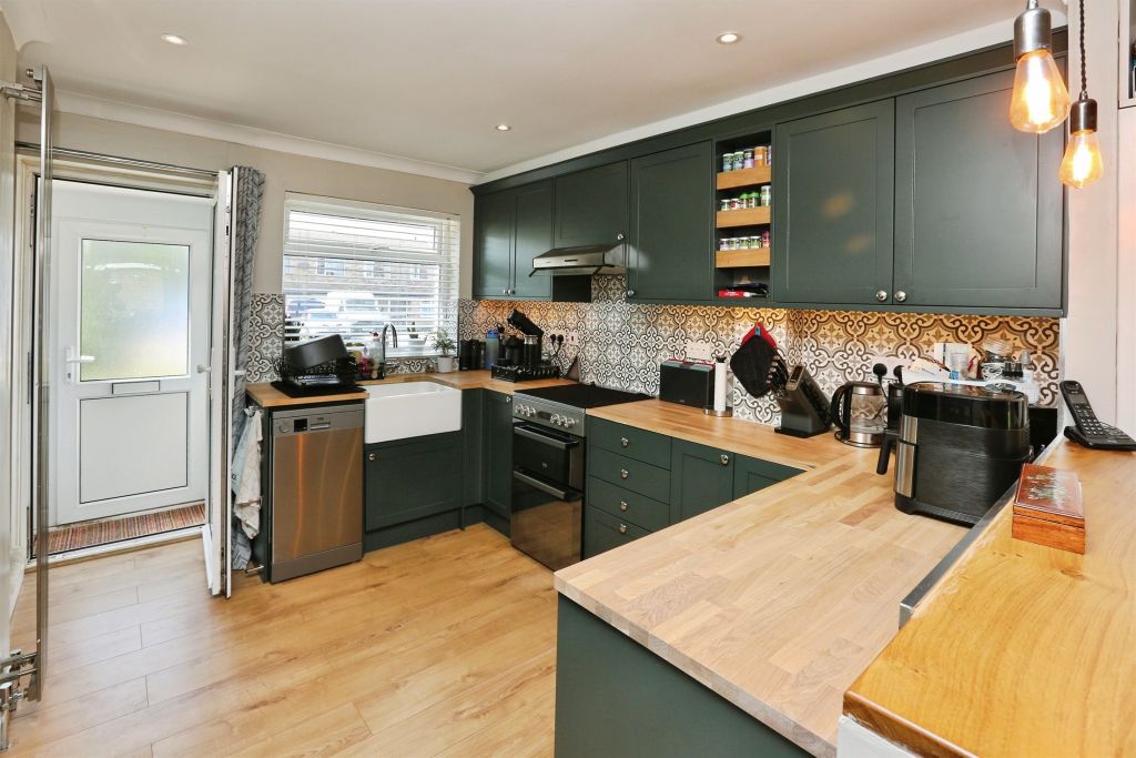 Property photo 3 of 16 Kitchen