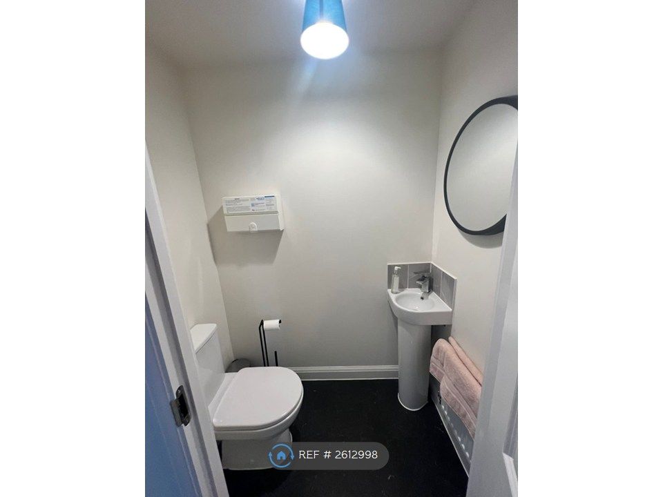 Property photo 3 of 20 Cloakroom