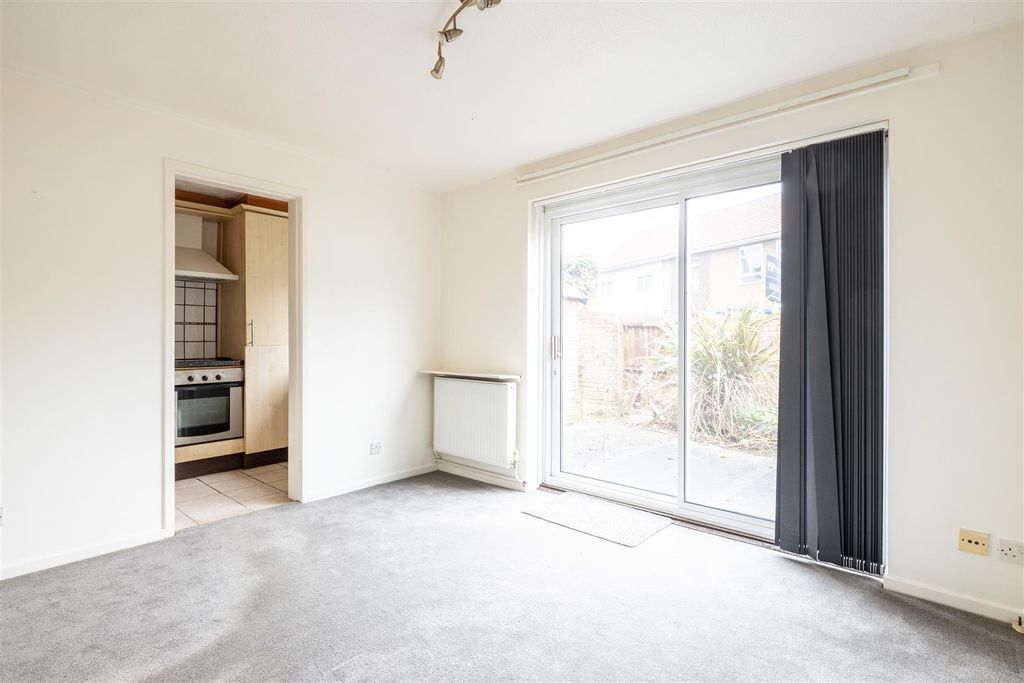 Property photo 3 of 11 5 Gordon Close-2.Jpg