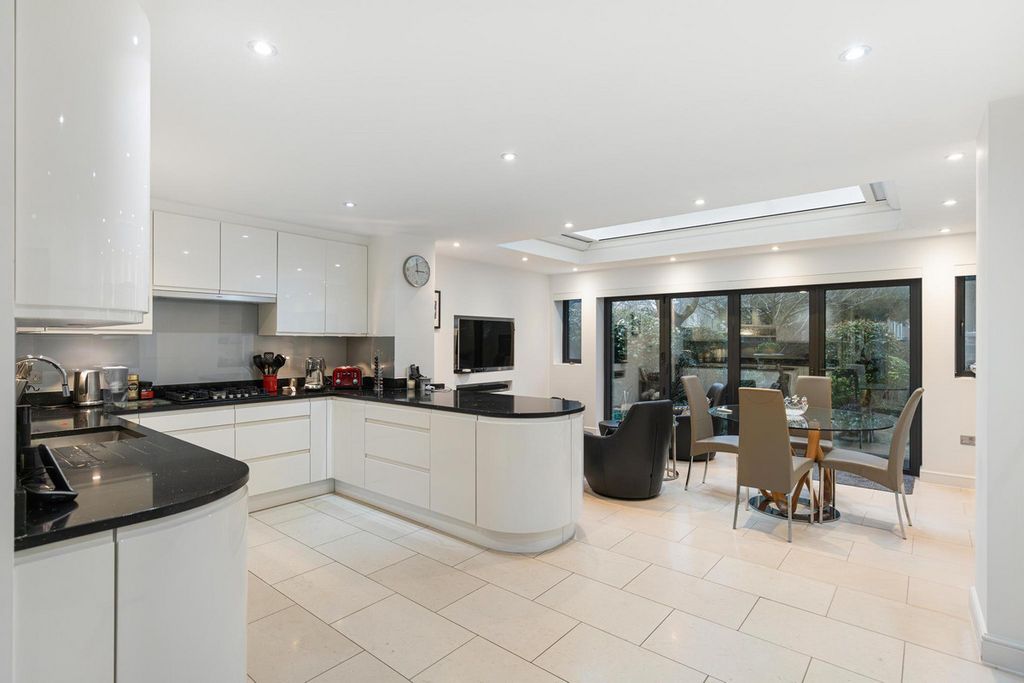 Property photo 2 of 27