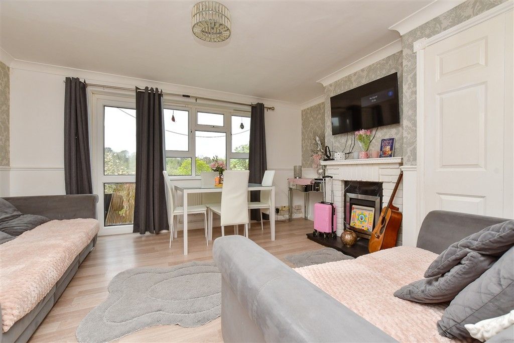 Property photo 3 of 8 Lounge