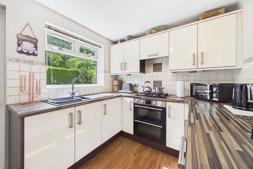 Property photo 2 of 25 Kitchen