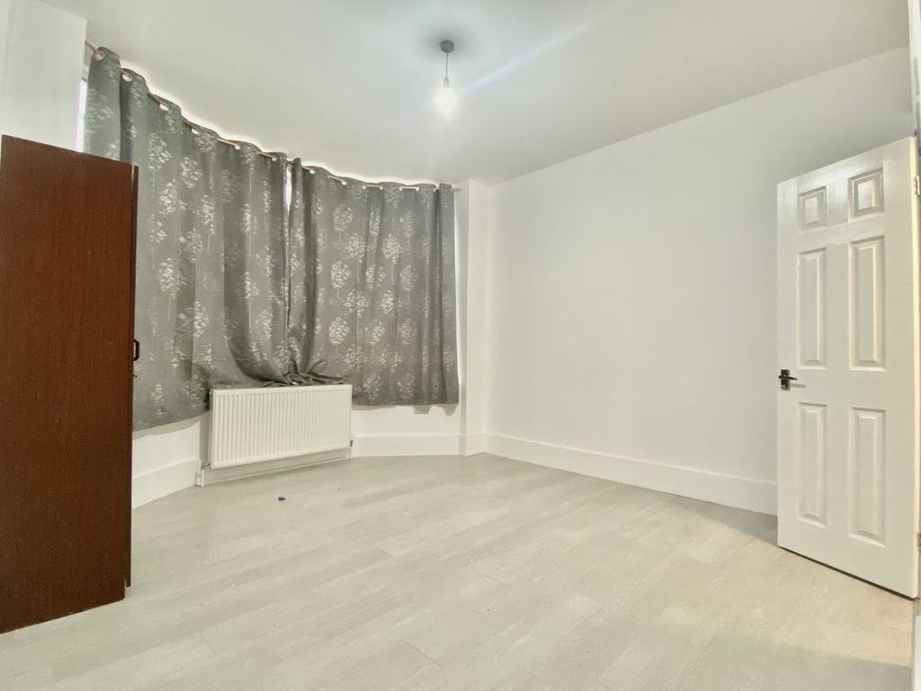 Property photo 1 of 6 Bedsit For Rent In Mitcham
