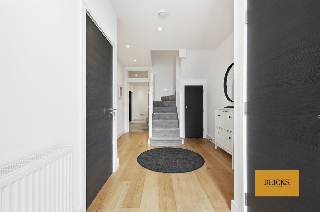 Property photo 2 of 39