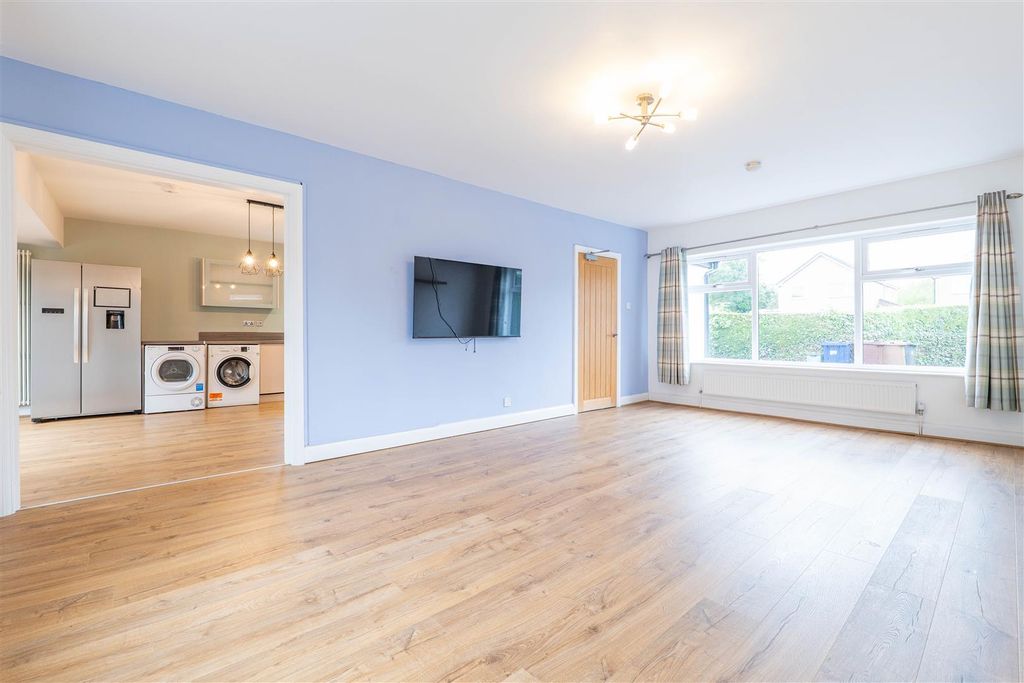 Property photo 2 of 33 Lounge