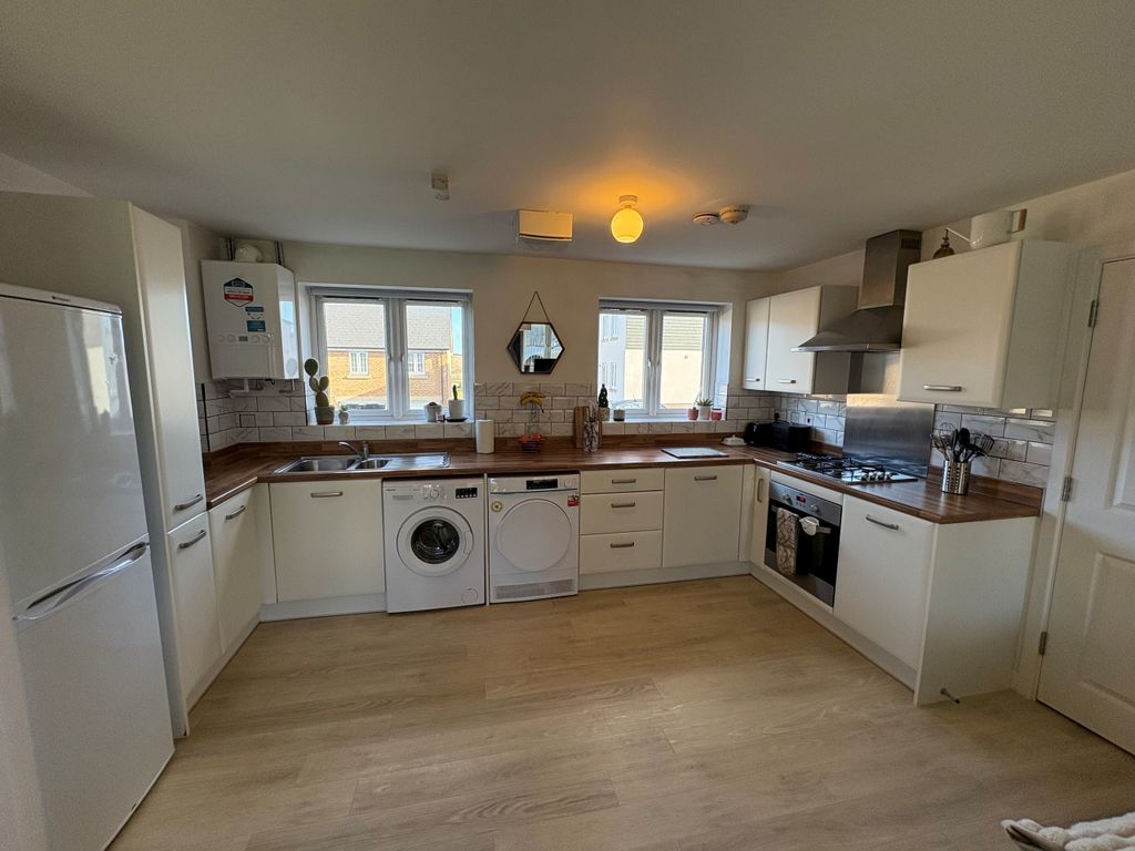 Property photo 2 of 8 Kitchen