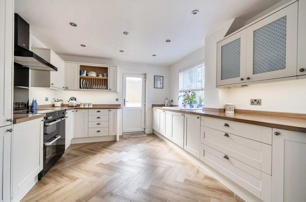 Property photo 2 of 18 Kitchen