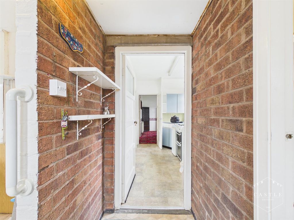 Property photo 2 of 25 Side Hallway