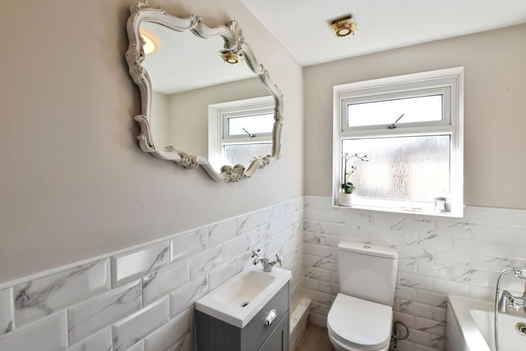 Property photo 3 of 13 Bathroom