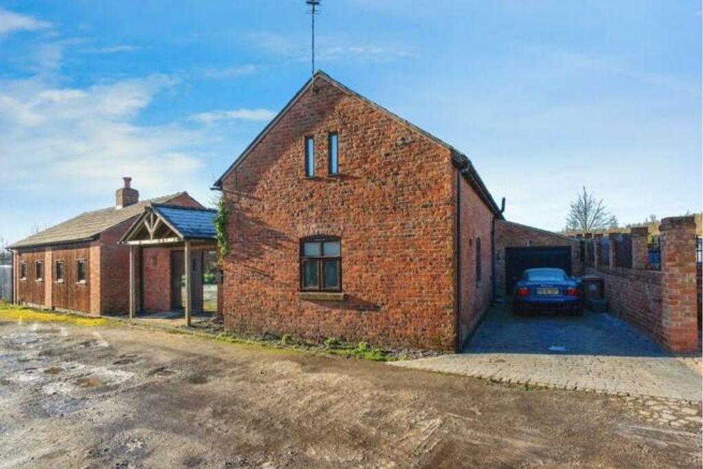 Property photo 2 of 27