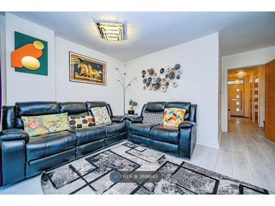 Property photo 3 of 13 Living 2