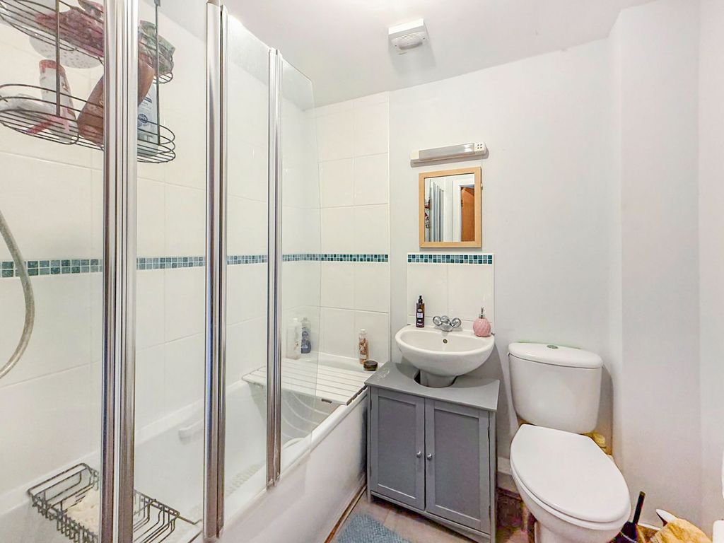 2 bed flat for salePriestgate Lodge, Beverley HU17 photo 4