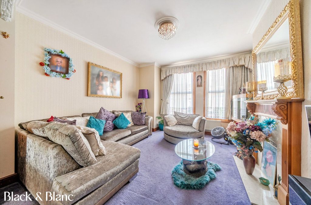 Property photo 2 of 18 Living Room