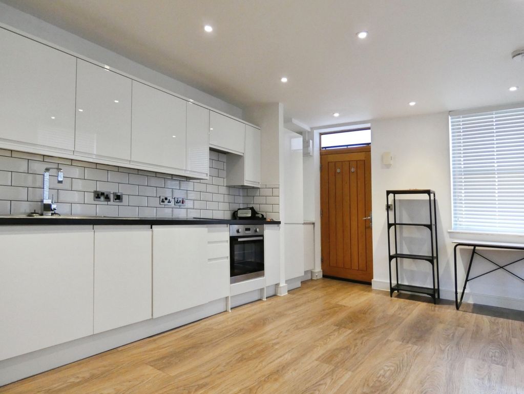 Property photo 3 of 6 Kitchen