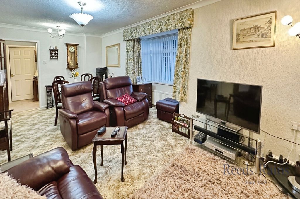Property photo 3 of 18 Lounge